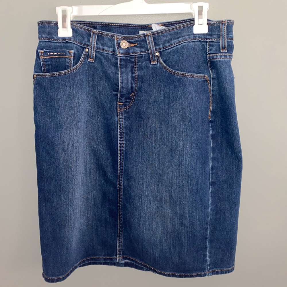 Denim skirt w/slit in back